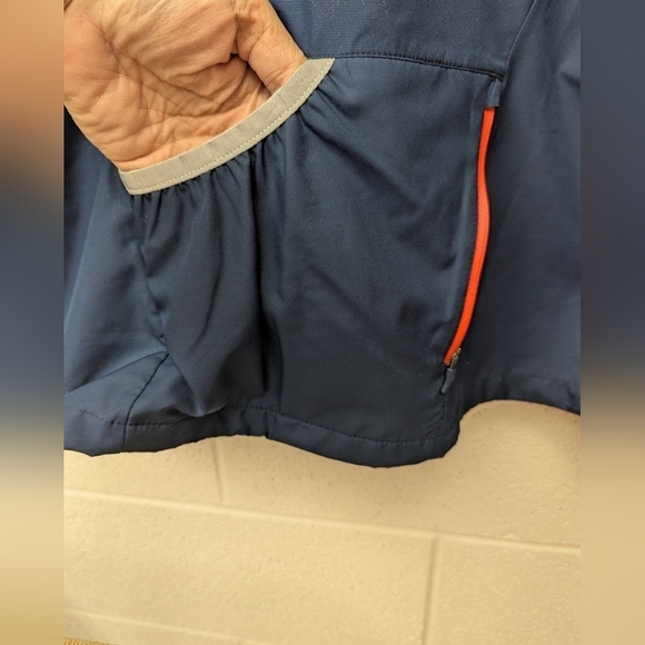 The North Face windbreaker in women's XL navy/coral pristine condition like new - Picture 9 of 16